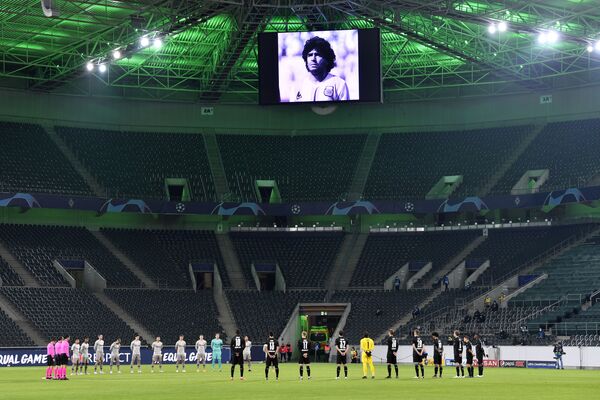 دقيقة صمت على وفاة لاعب كرة القدم الأرجنتيني دييغو مارادونا، قبل بدء مباراة دوري أبطال أوروبا (المجموعة B) في ملعب بوروسيا بارك، ألمانيا 25 نوفمبر 2020 - سبوتنيك عربي