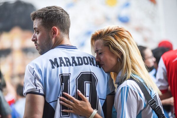 المشجعون يودعون كرة القدم الأرجنتيني دييغو مارادونا، بوينس ايروس، الأرجنتين 25 نوفمبر 2020 - سبوتنيك عربي