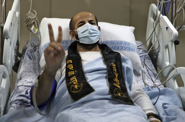 الأسير الفلسطيني المحرر ماهر الأخرس خرج إلى الحرية من السجون الإسرائيلية، في مستشفى النجاح في مدينة نابلس، الضفة الغربية 26 نوفمبر 2020 - سبوتنيك عربي