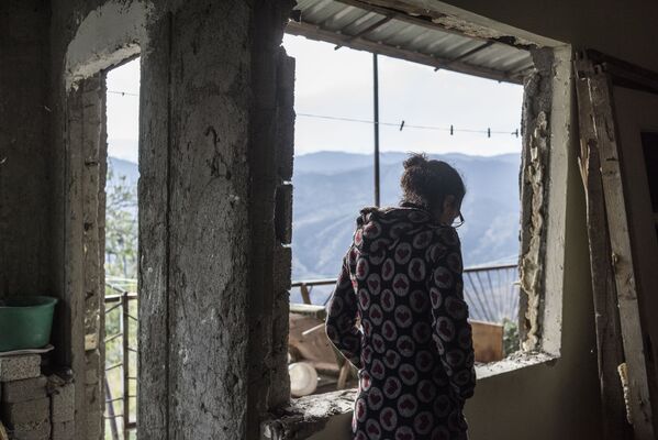 امرأة في منزلها بقرية في منطقة قره باغ، وفقاً لاتفاقية وقف إطلاق النار الثلاثية في المنطقة، يجب نقل حي لاتشين إلى أذربيجان بحلول 1 ديسمبر 2020 - سبوتنيك عربي