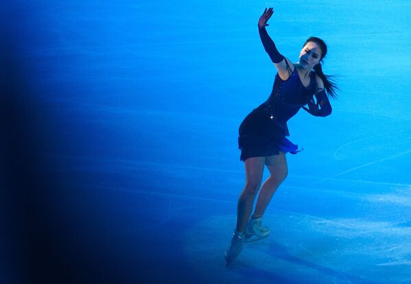الروسية ألينا زاغيتوفا خلال فقرة فنية  في افتتاح سباق الجائزة الكبرى للتزحلق على الجليد في موسكو، 22 نوفمبر 2020 - سبوتنيك عربي