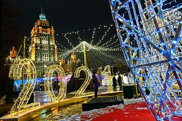 زينة أعياد الميلاد و رأس السنة على ضفة تاراس شيفتشينكو لنهر موسكو، 21  نوفمبر 2020 - سبوتنيك عربي