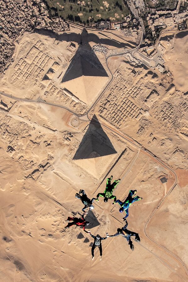 صورة أهرامات الجيزة في مصر، للمصور تيموثي، وصلت إلى نهائيات المسابقة الدولية المصور التاريخي لعام 2020 - سبوتنيك عربي