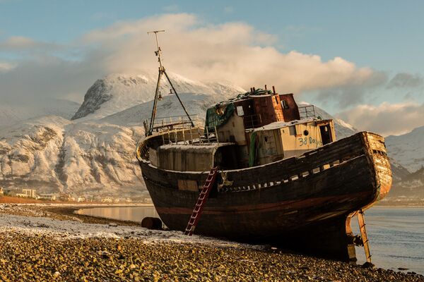 صورة حطام سفينة في بحيرة لوخ على الساحل الغربي لاسكتلندا، للمصور رون تير، وصلت إلى نهائيات المسابقة الدولية المصور التاريخي لعام 2020 - سبوتنيك عربي