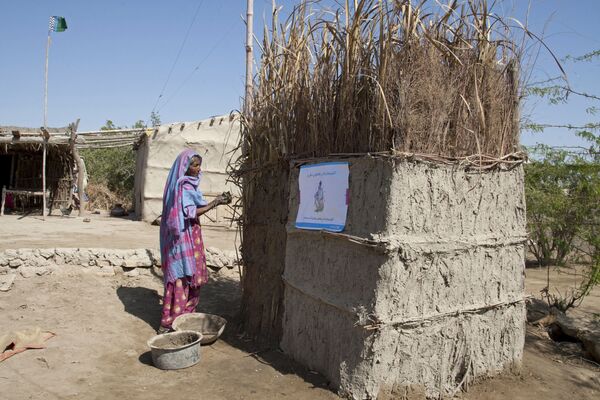  باكستانيون يبنون مرحاض في مقاطعة السند جنوب شرق كراتشي. ويفتقر أكثر من 40 مليون شخص في باكستان إلى المرحاض، مما يجبرهم على التغوط في الهواء الطلق. وتعمل منظمة اليونيسيف مع حكومة باكستان لتحسين المرافق الصحية. - سبوتنيك عربي