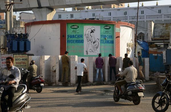 مرحاض عام في شارع حيدر آباد في الهند. - سبوتنيك عربي