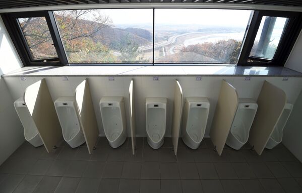 مراحيض عامة للرجال يقع فوق حدود كوريا الجنوبية في مركز المراقبة الحدودية تونغيل في بلدة باجو الحدودية الكورية الجنوبية - سبوتنيك عربي
