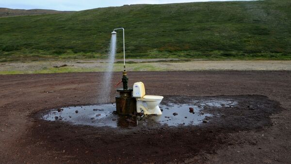 دورة مياه في الهواء الطلق وحمام ساخن يقع على الينابيع الحارة بالقرب من مدنية ريكيخليد وبحيرة ميفاتن في آيسلندا - سبوتنيك عربي