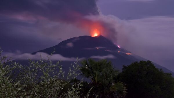 ثوران بركان ليفوتولو في إندونيسا، 29 نوفمبر 2020 - سبوتنيك عربي