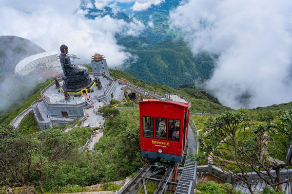 موقع قمة جبل فانسيبان أعلى وجهة سفر تقع في الهند الصينية على سلسلة جبال سابا هوانغ لين سون، في لاو كاي، فيتنام، يفوز بلقب منطقة الجذب السياحي للمناظر الطبيعية الرائدة في العالم لعام 2020 - سبوتنيك عربي