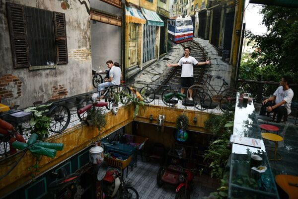 زائر صورة على خلفية مقهى جيم كوفي في هانوي، فيتنام 25 نوفمبر 2020 - سبوتنيك عربي