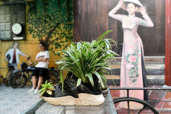 زوار في مقهى هايدن جيم كوفي في هانوي، فيتنام 25 نوفمبر 2020 - سبوتنيك عربي