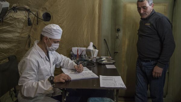 الأطباء الروس يستقبلون مرضى من ستيباناكيرت في منطقة قره باغ، 1 ديسمبر 2020 - سبوتنيك عربي