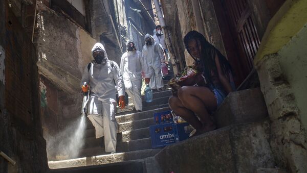 متطوعون يعقمون الأزقة الضيقة للمساعدة السلطات في احتواء تفشي فيروس كورونا، في حي سانتا مارتا الفقير في ريو دي جانيرو، البرازيل، 3 نوفمبر 2020 - سبوتنيك عربي