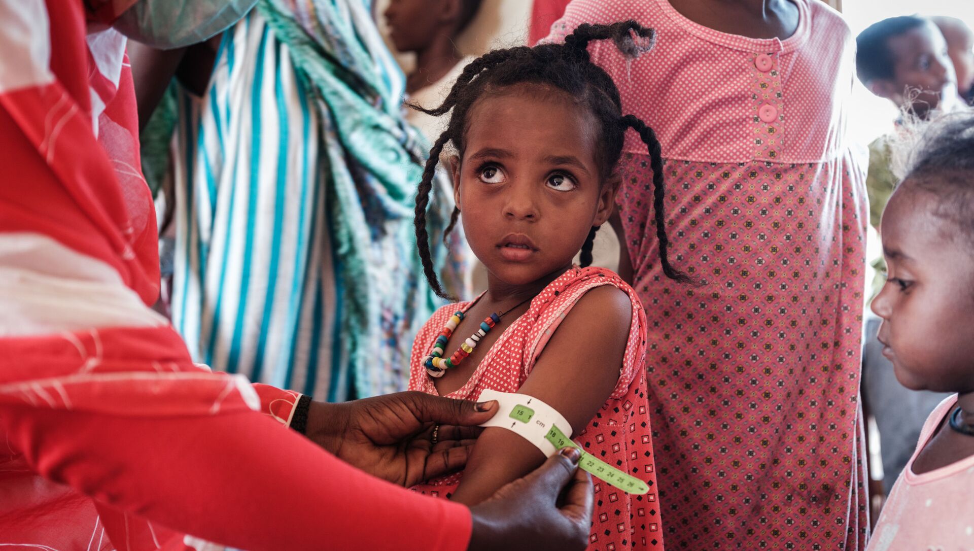 طفلة إثيوبية، تبلغ من العمر 4 سنوات، لاجئة من تيغراي، يتم فحصها في في مركز عبور فيليج إيت لسوء التغذية  بالقرب من الحدود الإثيوبية في القضارف شرق السودان، 2 ديسمبر 2020. - سبوتنيك عربي, 1920, 06.03.2021