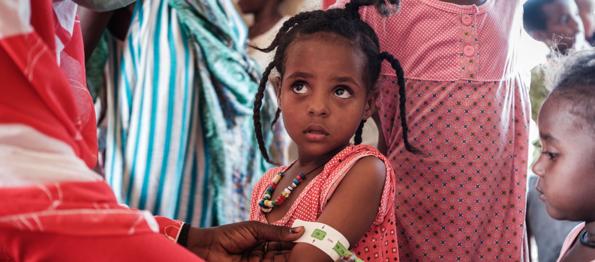 طفلة إثيوبية، تبلغ من العمر 4 سنوات، لاجئة من تيغراي، يتم فحصها في في مركز عبور فيليج إيت لسوء التغذية  بالقرب من الحدود الإثيوبية في القضارف شرق السودان، 2 ديسمبر 2020. - سبوتنيك عربي, 1920, 10.06.2021