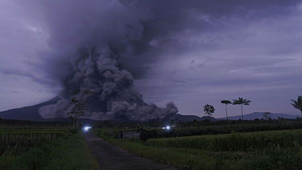 ثوران بركان جبل سيميرو في لوماجانغ، مقاطعة جاوة الشرقية في إندونيسيا 1 ديسمبر 2020 - سبوتنيك عربي