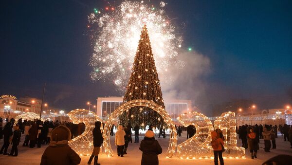  الألعاب النارية الاحتفالية خلال الحفل الرسمي لإضاءة زينة أول شجرة رأس السنة في البلاد في مدينة ياكوتسك، في إطار بدء مهرجان روسيا الشتاء يبدأ في جمهورية ياكوتيا الروسية، 1 ديسمبر 2020 - سبوتنيك عربي