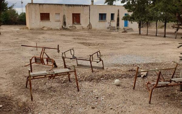 طاولات مدرسية يستخدمها كريم عرفة لتحويلها إلى أغطية حديدية للبالوعات، تونس - سبوتنيك عربي