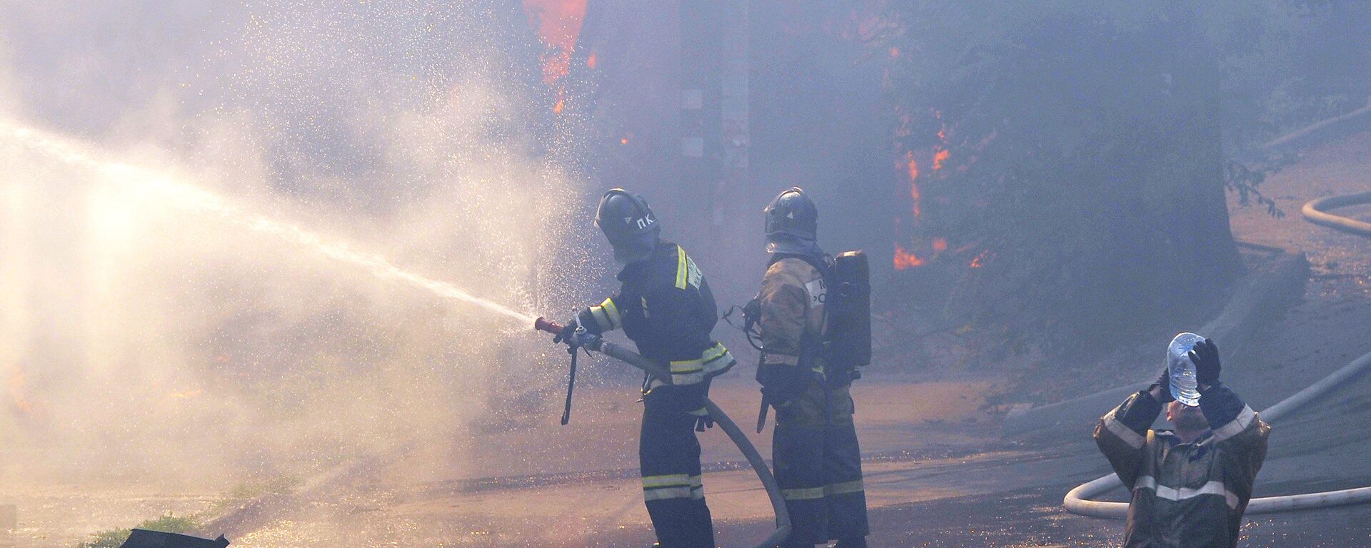 رجال الإطفاء إثناء القضاء على حريق بمدينة روستوف - سبوتنيك عربي, 1920, 25.03.2024