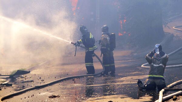 رجال الإطفاء إثناء القضاء على حريق بمدينة روستوف - سبوتنيك عربي