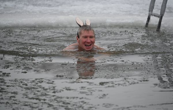 رجل يسبح في نهر إيرتيش، في إطار افتتاح موسم السباحة الشتوية في أومسك، روسيا 6 ديسمبر 2020 - سبوتنيك عربي