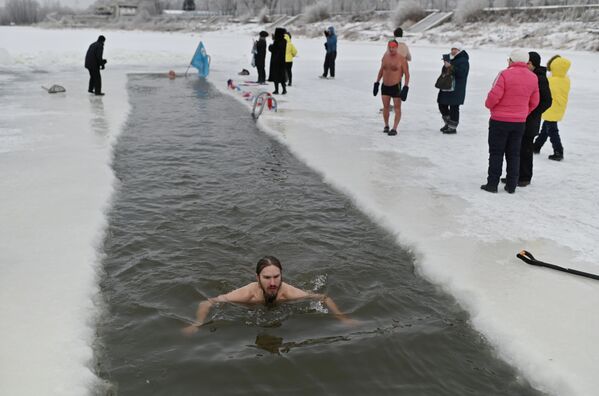 رجل يسبح في نهر إيرتيش، في إطار افتتاح موسم السباحة الشتوية في أومسك، روسيا 6 ديسمبر 2020 - سبوتنيك عربي