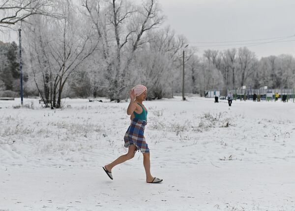 امرأة تتوجه إلى نهر إيرتيش، في يوم افتتاح موسم السباحة الشتوية في أومسك، روسيا 6 ديسمبر 2020 - سبوتنيك عربي