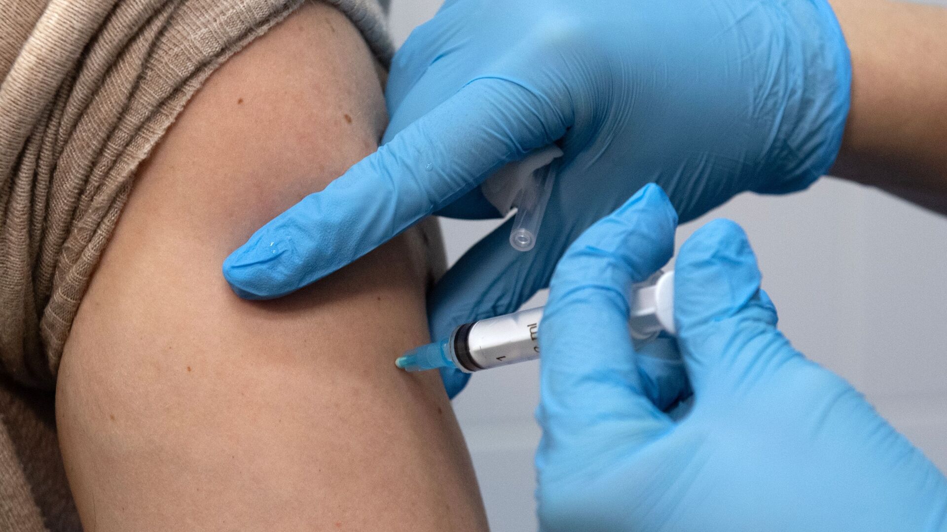 تطعيم أهالي موسكو بلقاح ضد فيروس كورونا (كوفيد - 19)، روسيا 5 ديسمبر 2020 - سبوتنيك عربي, 1920, 06.07.2021