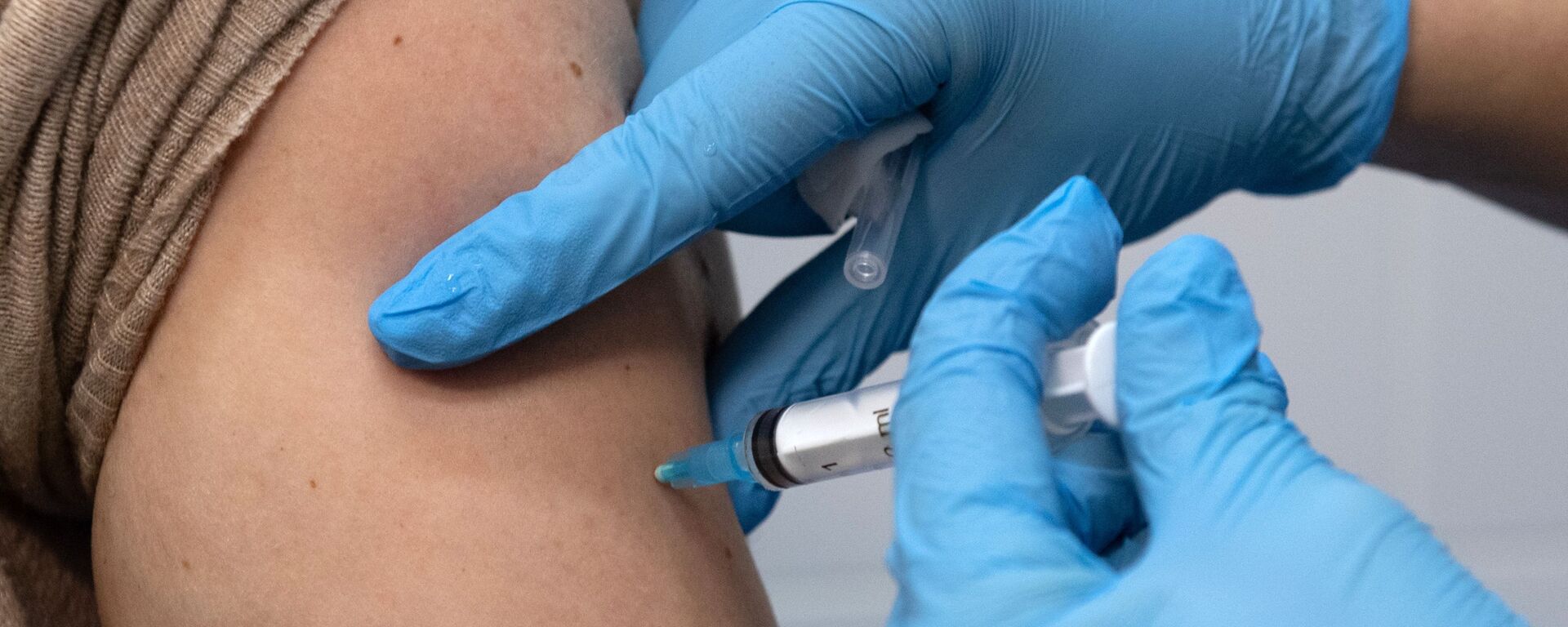 تطعيم أهالي موسكو بلقاح ضد فيروس كورونا (كوفيد - 19)، روسيا 5 ديسمبر 2020 - سبوتنيك عربي, 1920, 24.06.2021
