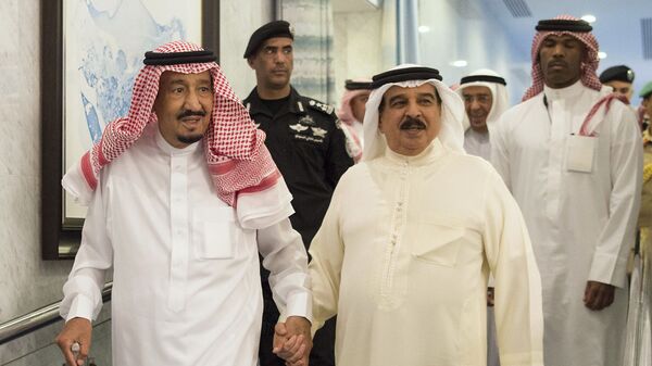 العاهل السعودي الملك سلمان بن عبد العزيز مع العاهل البحريني الملك حمد بن عيسى آل خليفة - سبوتنيك عربي