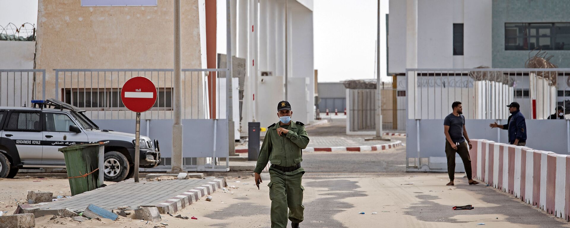 صورة لضابط من الجيش المغربي يمشي بالقرب من الحدود مع الكركرات في 26 نوفمبر/ تشرين الثاني 2020 - سبوتنيك عربي, 1920, 04.04.2022
