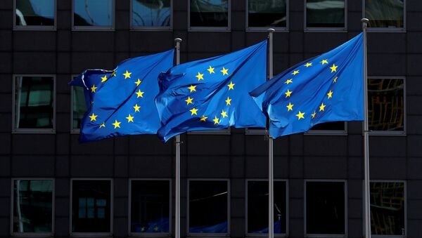 علم الإتحاد الاوروبي من امام المبنى ببلجيكا،بروكسل في 21 أغسطس/ آب 2020 - سبوتنيك عربي