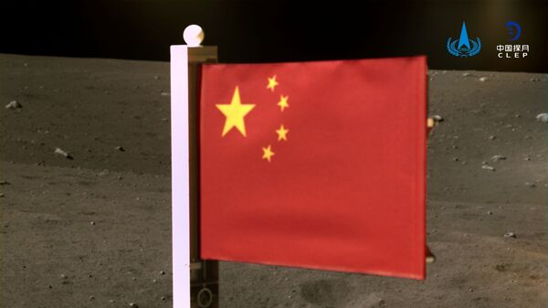  علم الصين الذي أوصله مسبار فضائي تشانغ آه-5 لجمع عينات من القمر وإعادتها، الصين 4 ديسمبر 2020 - سبوتنيك عربي