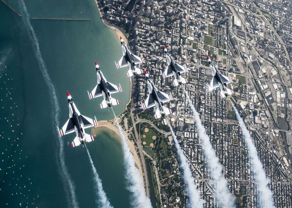  فريق الاستعراض الجوي طيور الصاعقة التابع للقوات الجوية الأمريكية يحث فوق تشيكاغو الأمريكية - سبوتنيك عربي