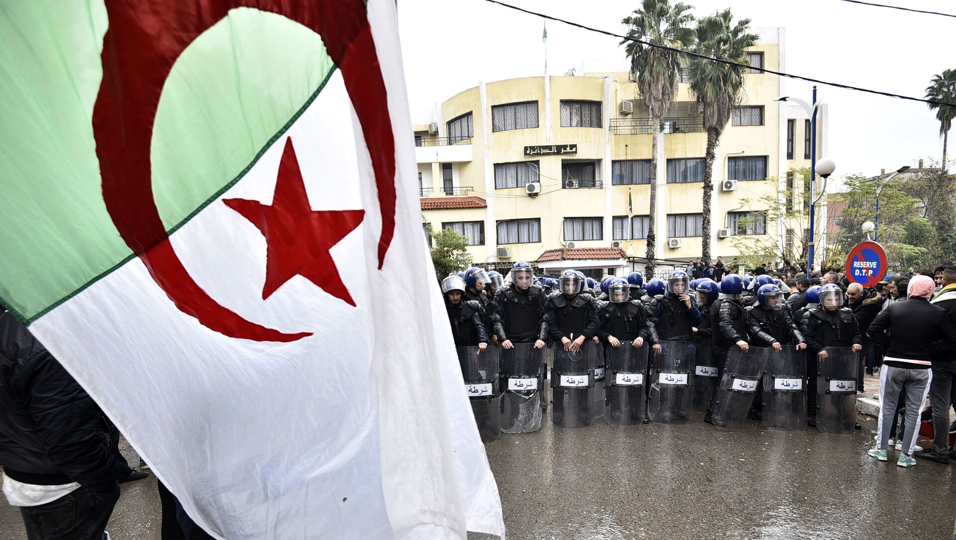 قوات الأمن في مواجهة متظاهرين جزائريين تجمعوا على بعد حوالي 100 كلم شرق العاصمة الجزائر، 8 ديسمبر 2019 - سبوتنيك عربي, 1920, 16.02.2021