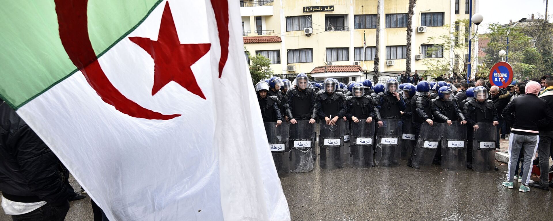 قوات الأمن في مواجهة متظاهرين جزائريين تجمعوا على بعد حوالي 100 كلم شرق العاصمة الجزائر، 8 ديسمبر 2019 - سبوتنيك عربي, 1920, 21.02.2023