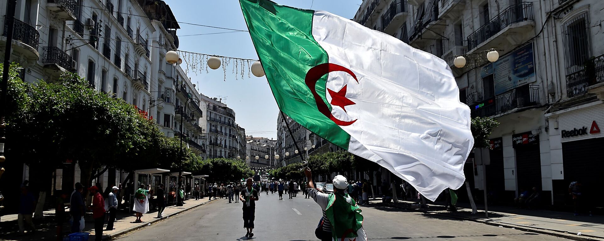 صورة لمتظاهر جزائري في الجزائر العاصمة يوم 26 يوليو 2019 ، في آخر أسابيع من المسيرات ضد الطبقة الحاكمة وسط أزمة سياسية مستمرة في البلاد - سبوتنيك عربي, 1920, 12.02.2021