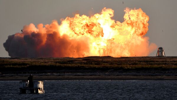  انفجار النموذج الأولي لصاروخ ستارشيب التابع لشركة سبيس إكس خلال محاولة عودة للهبوط يوم الأربعاء الماضي، بعد دقائق من إطلاق اختباري بمنشأة الشركة بولاية تكساس الأمريكية، 9 ديسمبر 2020 - سبوتنيك عربي