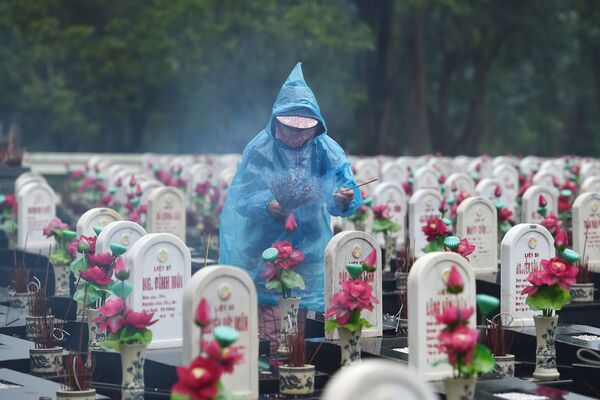 زائر يشعل أعواد البخور في مقبرة الشهيد ترونغ سون، حيث تم دفن 10263 جندي خلال حرب فيتنام، في مقاطعة كوانغ تري في 8 ديسمبر، 2020. - سبوتنيك عربي