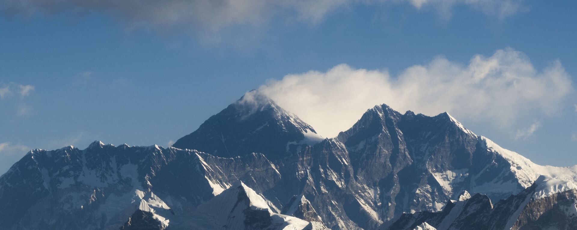  جبل إيفرست وسلسلة جبال الهيمالايا ، على بعد حوالي 140 كيلومترًا (87 ميلا) شمال شرق كاتماندو - سبوتنيك عربي, 1920, 07.02.2021