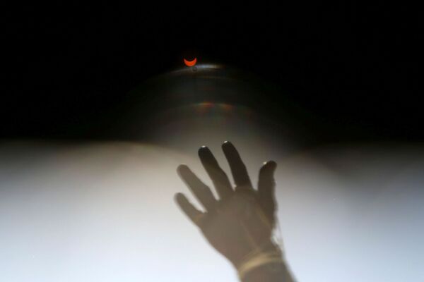 الكسوف الكلي للشمس  عبر الفلاتر في سانتياغو، تشيلي في 14 ديسمبر 2020 - سبوتنيك عربي