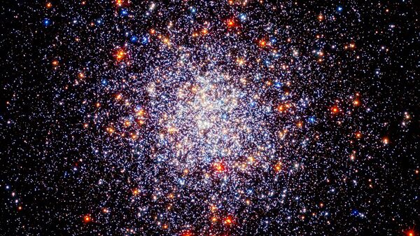 هذه الصورة للعنقود النجمي الكروي كالدويل 87 (أو إن جي سي 1261، هو عنقود مغلق في كوكبة الساعة) بين الملاحظات التي تم إجراؤها بواسطة كاميرا هابل واسعة المجال 3 في الضوء المرئي والأشعة فوق البنفسجية جنبًا إلى جنب مع الأشعة تحت الحمراء من الكاميرا المتقدمة للرصد الفلكي. ساعدت هذه الكاميرا علماء الفلك على تتبع حركات نجوم العنقود وفهم الوفرة الكيميائية للنجوم بشكل أفضل. - سبوتنيك عربي