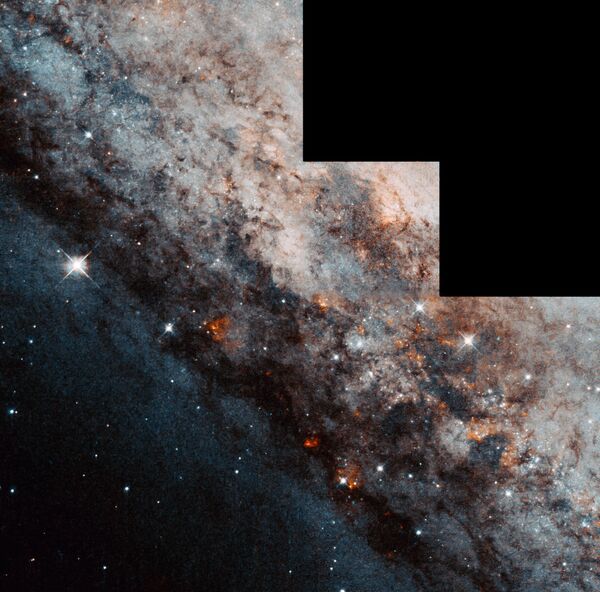 كالدويل 83، أو إن جي سي 4945، عبارة عن مجرة حلزونية ضلعية (مثل مجرتنا درب التبانة) تظهر على الحافة. - سبوتنيك عربي