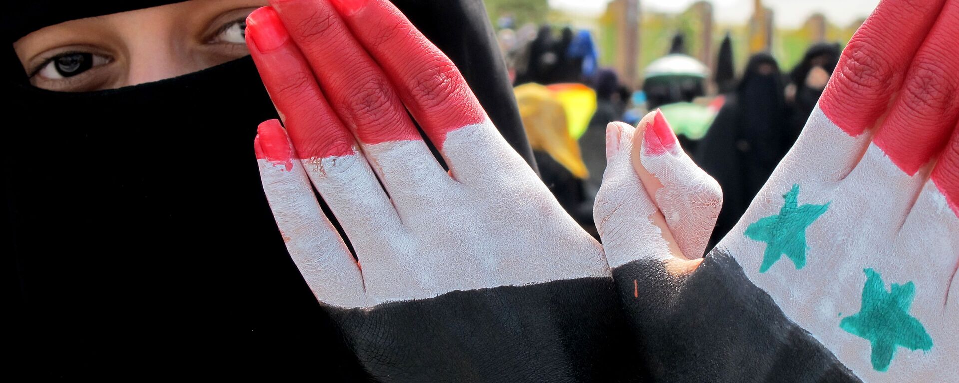 امرأة تظهر كفة يدها المرسوم عليها ألوان العلمين اليمني والسوري خلال مظاهرة حاشدة ضد حكم الرئيس علي عبد الله صالح في العاصمة اليمنية صنعاء، 4 نوفمبر 2011 - سبوتنيك عربي, 1920, 26.12.2021