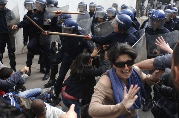 تفاعل الطلاب خلال مواجهات مع الأمن والشرطة في الجزائر العاصمة، 12 أبريل 2011 - سبوتنيك عربي