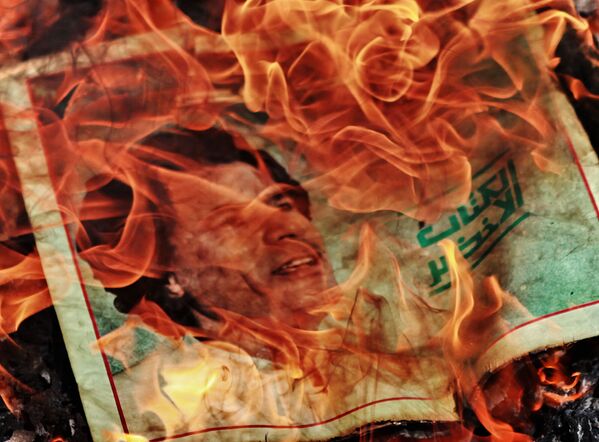 صورة لمعمر القذافي تحترق وسط المظاهرات التي عمت البلاد، 2 مارس 2011 - سبوتنيك عربي