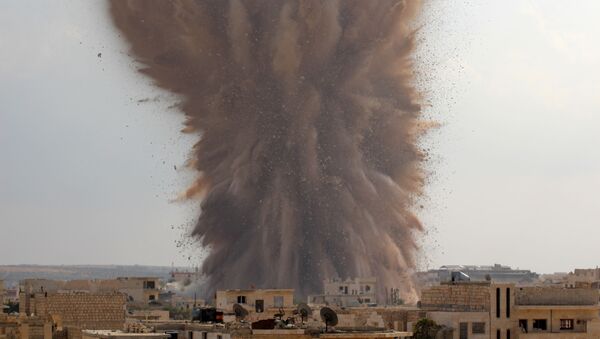 صورة التقطت في 14 أكتوبر 2014، تظهر انفجارا كبيرا يستهدف موقعًا عسكريًا للجيش السوري في الجزء الجنوبي من مدينة معرة النعمان في محافظة إدلب السورية. - سبوتنيك عربي