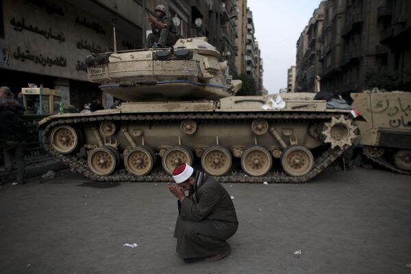 إمام مسجد مصري يبكي أمام دبابة عسكرية في ميدان التحرير في العاصمة المصرية القاهرة، 2 فبراير 2011 - سبوتنيك عربي