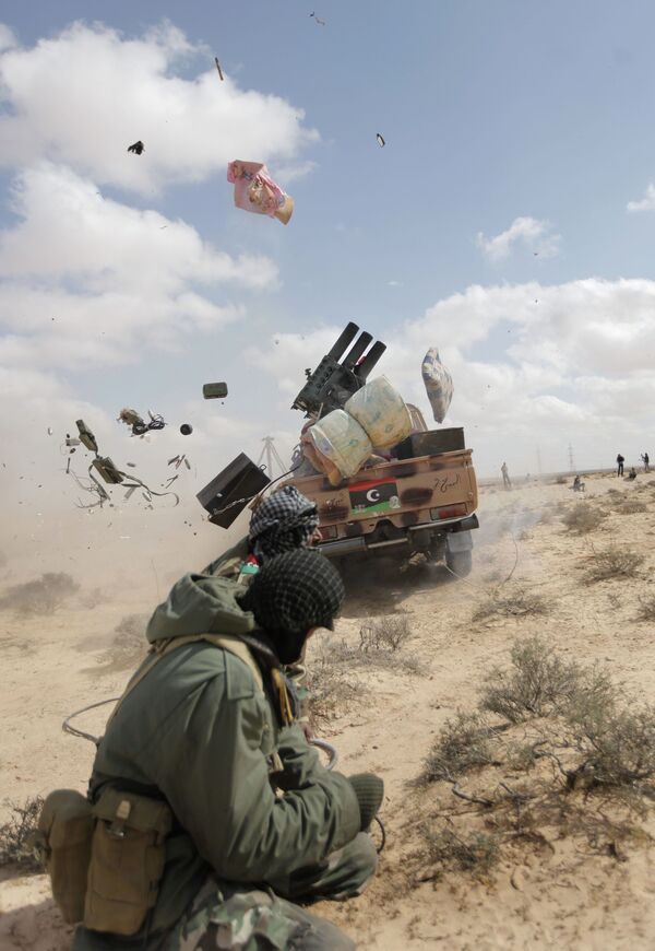 قاذفة صواريخ للقوات المتمردة الليبية تنطلق أثناء قصف القوات الموالية للقذافي، على طول خط الجبهة خارج بلدة البريقة الشرقية، ليبيا 31 مارس 2011 - سبوتنيك عربي